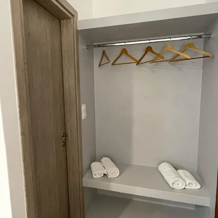 Village Twins בית הארחה